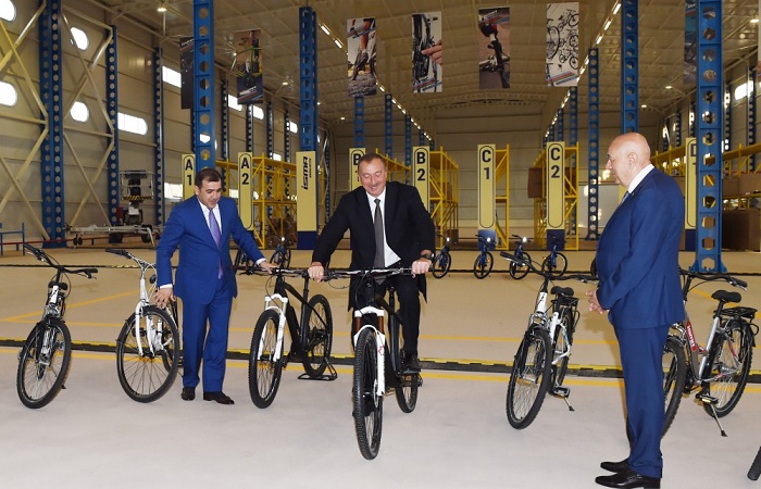 Ильхам Алиев покатался на велосипеде в Исмаиллы - ФОТО